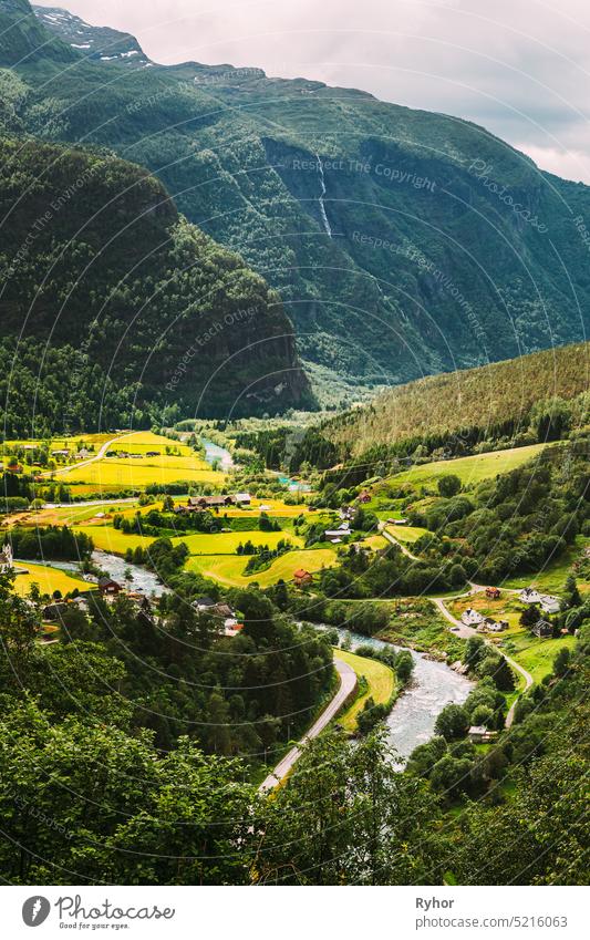 Fortun, Bezirk Sogn Og Fjordane, Norwegen. Schönes Tal in norwegischen ländlichen Landschaft. Jostedola Fluss im Sommer Tag Stadt Ackerbau