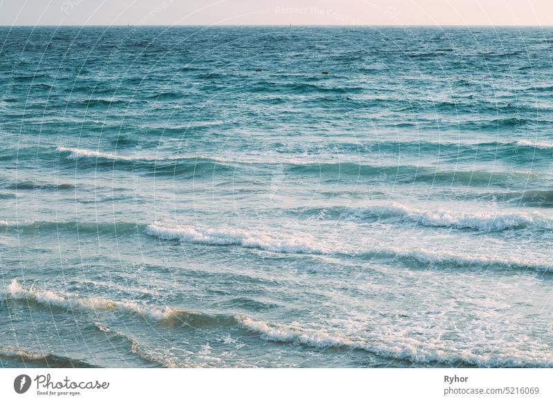 Riplpe Meer Ozean Wasseroberfläche mit kleinen Wellen. Hintergrund blau tief reisen Sommer Textfreiraum sonnig abstrakt im Freien niemand Szene Natur Rippeln