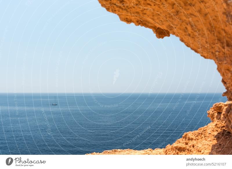Eine kleine Segelyacht auf dem Mittelmeer bei Mallorca, Spanien Balearen balearisch Bucht schön blau Boot cala Klippe Küstenlinie Ausflugsziel Europa Feiertag