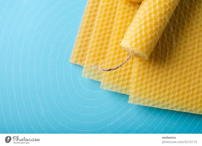 Bienenwachs-Wabenplatten und -kerzen Kerze Material Wachs Schot abschließen Zelle gelb Liebling Bienenstock Textur Oberfläche Muster organisch diy handgefertigt
