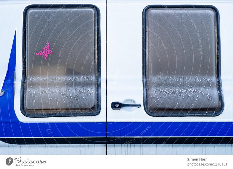 Autofenster mit Schmetterling beschlagene Scheibe amerikanisch Van Autotür kalt Frost Verzierung Streifen Popkultur Referenz Nostalgie Türgriff Öffnung Versteck