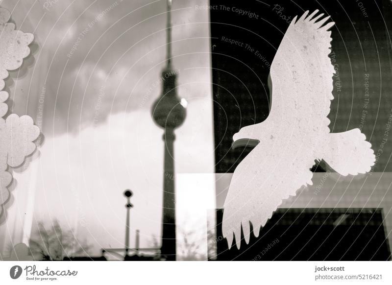 Fernsehturm trifft Warnvogel mit Wölkchen Berliner Fernsehturm Silhouette Hauptstadt aufgeklebt Sehenswürdigkeit Monochrom Berlin-Mitte Stadtzentrum Wahrzeichen
