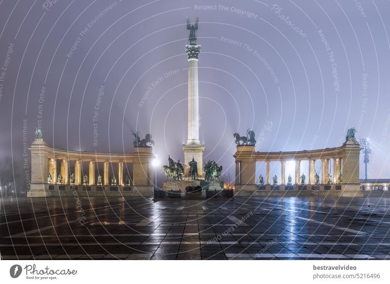 Budapest, Ungarn, beleuchtete Nachtansicht des Heldenplatzes, Hosok Tere, mit Millenniumsdenkmal und Statuen der Führer der 7 Stämme, die das Land gegründet haben.
