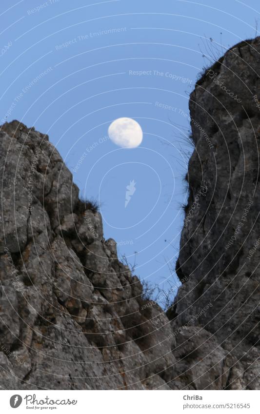 Der Mond steht tief über einer Felsformation im Eselsburger Tal bei Ulm Himmel Felsen Berge u. Gebirge Alb Schwäbische Alb Natur Landschaft Außenaufnahme Wolken