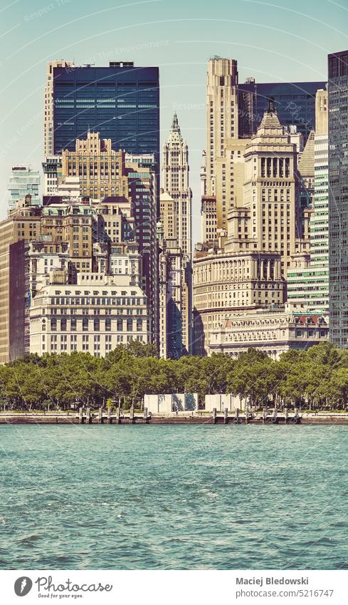 Manhattan am Ufer des Hudson River, farbig getönt, New York City, USA. Großstadt New York State Hafengebiet Wolkenkratzer Gebäude Fluss Appartement Büro nyc
