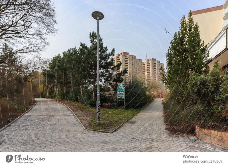 Hier betritt man die Grunfläche in einem Berliner Wohnbezirk und sozialem Brennpunkt Park Grünfläche Kiez Bezirk Plattenbau Hochhäuser Hochhaus Wohnung wohnen