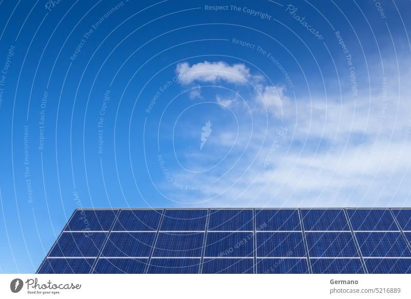 Sonnenkollektor vor blauem Himmel alternativ Hintergrund Zelle Sauberkeit Cloud Wolken Sammler Öko ökologisch Ökologie Wirtschaft elektrisch Elektrizität