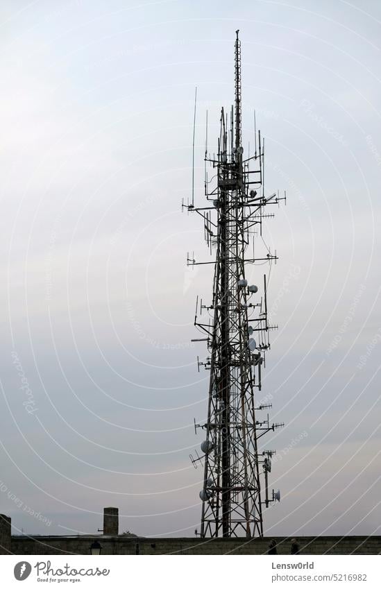 Telekommunikationsantenne gegen den Abendhimmel Antenne blau Ausstrahlung Rundfunksendung Zelle Mitteilung Gerät Frequenz Industrie Metall Mobile Netzwerk
