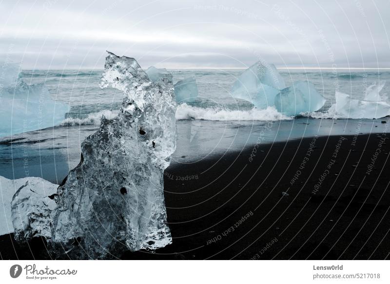 Angeschwemmte Gletschereisblöcke am Diamond Beach, Island Strand schwarzer Strand schwarzer Sand blau Klima Klimawandel kalt gefroren Eis Eisberg isländisch