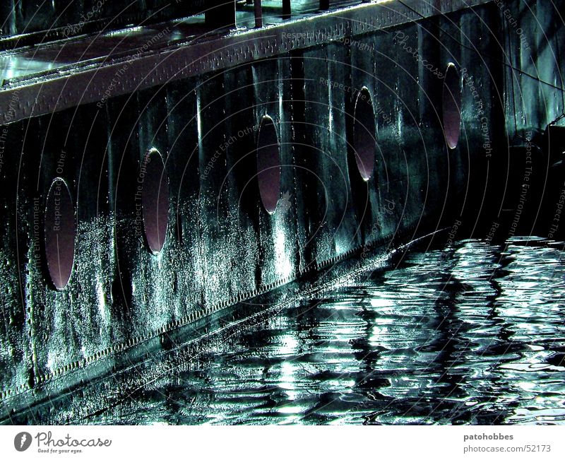 Bullaugen Wasserfahrzeug schwarz dunkel Verkehr nass Fett Oval violett Lichtfleck Gegenlicht Hafen ölig Reflexion & Spiegelung b&w getönt Low Key Kontrast