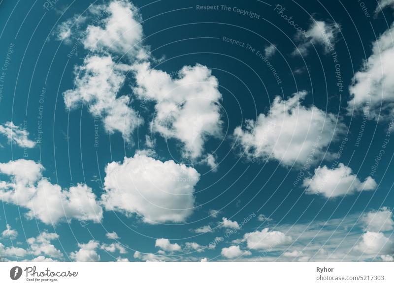 Light Cloudy Blue Sky With Fluffy Clouds. Natürlicher Hintergrund. Natürliche Himmel Kulisse Wolken Wolkenlandschaft abstrakt Air schön blau wolkig Textfreiraum