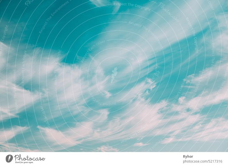 Natürliches blaues Licht bewölkter Himmel abstrakter Hintergrund Ansicht. Hintergrund Wolken Wolke schön Windstille Cloud Wolkenlandschaft wolkig Farbe fluffig