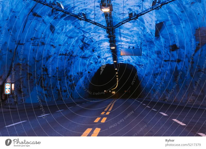Laerdal-Tunnel, Norwegen. Straße auf beleuchtetem Tunnel in norwegischen Bergen. Berühmter längster Straßentunnel der Welt. Beliebter Ort Transport aurland lang