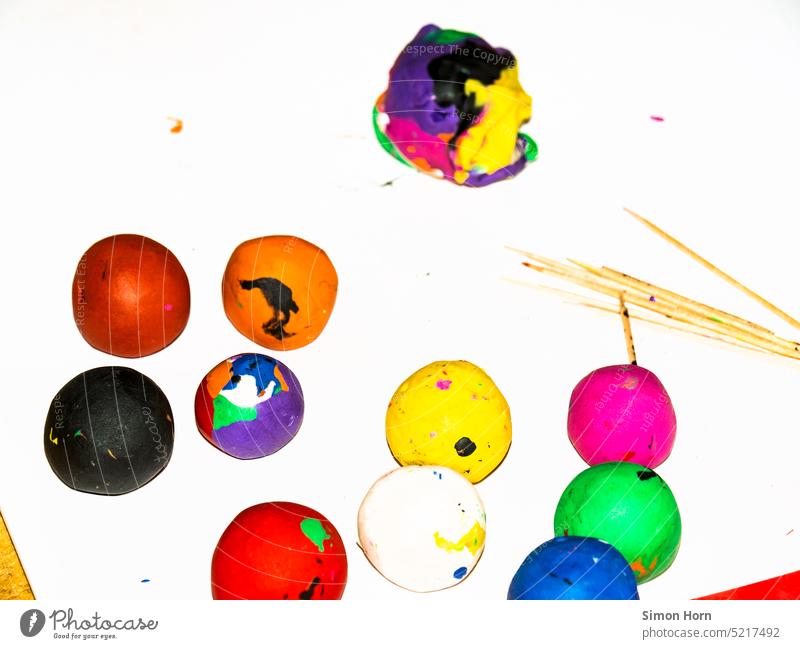 Planeten aus Knetgummi kneten Kugeln bunt Bälle Spielzeug Farben Kreise Kinderspiel abstrakt Punkte Farbenspiel mischen Formen und Strukturen Oberflächen