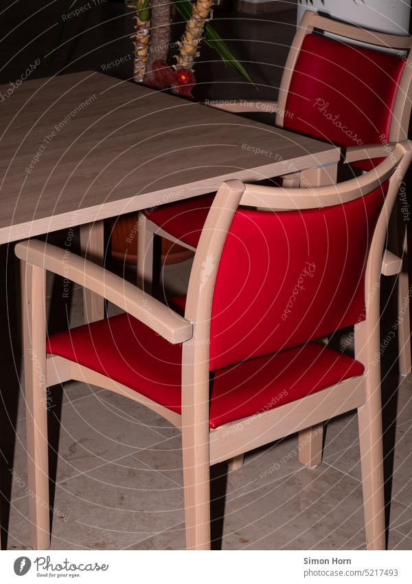 Tisch mit leeren Stühlen Platz Reservierung künstlich Anordung steril rot Platzwahl Sitzgelegenheit Konferenz Unterhaltung Treffpunkt Konversation nebeneinander