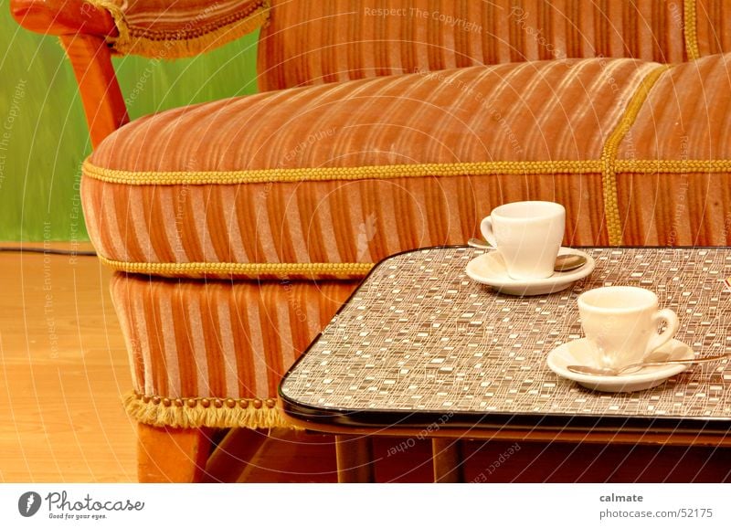- kaffekränzchen bei oma - retro Nostalgie Sofa Erholung Sechziger Jahre Siebziger Jahre Tisch Kaffeetasse Sitzgelegenheit Pause Kaffeetrinken früher sitzgruppe