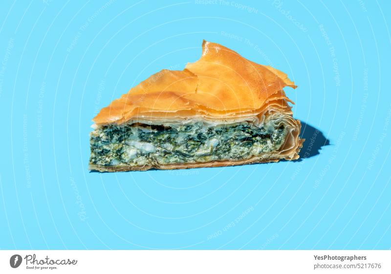 Phyllo Kuchen Scheibe minimalistisch auf einem blauen Hintergrund. Käse und Spinat Kuchen. gebacken Balkan banitsa hell Bulgaren Farbe Küche lecker Abendessen