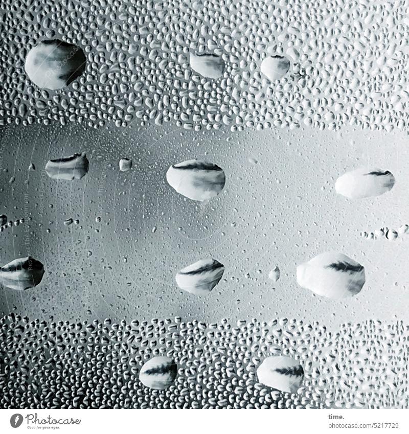 4eyes | Wasser, geperlt tropfen reflexion spiegelung glasscheibe nass feucht muster struktur abstrakt Natur Physik detail glänzend Regen Linien Kreis Kohäsion