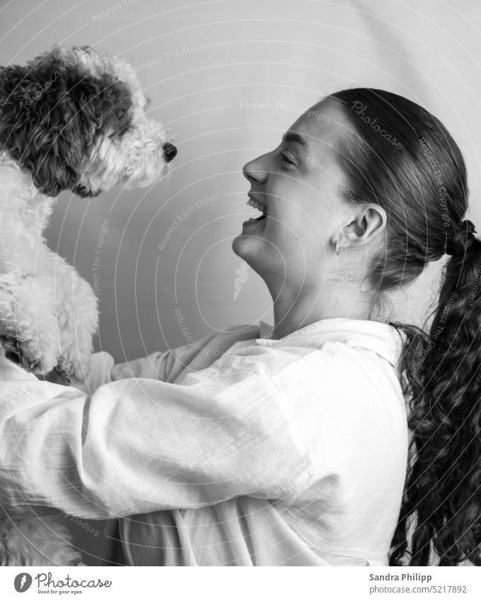Junge Frau mit kleinem Hund Mensch Welpe Tierporträt niedlich Lachen Freude Verbundenheit Fröhlichkeit Tierliebe Haare Fell schwarz weiss Haustier Blick