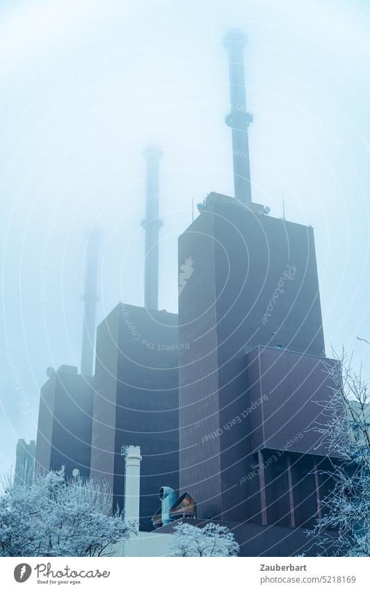 Heizkraftwerk Lichterfelde, drei Blöcke mit Schornstein, Nebel in düsteren Farben Kraftwerk Block Turm Energie Wärme heizen Heizung Gaskraftwerk stillgelegt