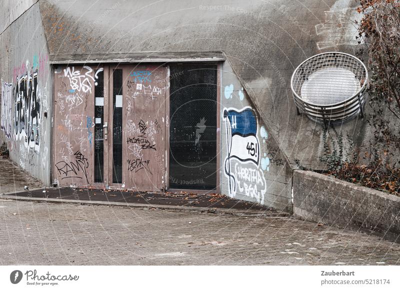 Eingangstür, Betonfassade, gezackte Linie und runde Struktur, Endzeit und Brutalismus Fassade Tür Forschung Institut Graffiti gammelig hässlich öde einladend