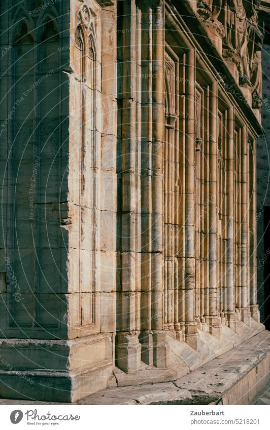 Detail eines gotischen Kirchenportals in Katalonien gotik Portal Sandstein Säulen alt historisch Religion katholisch Katholizismus Christentum Kathedrale