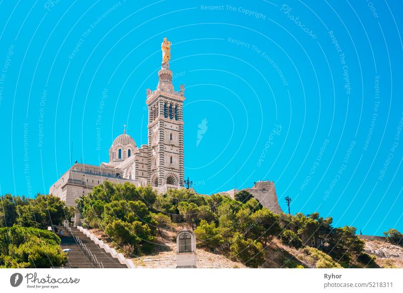 Katholische Basilika Unserer Lieben Frau von der Wache oder Kirche Notre Dame De La Garde auf einem Hügel in Marseille, Frankreich reisen Wahrzeichen