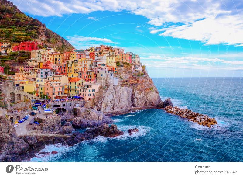 Manarola ist eines der schönsten Dörfer Italiens. Die Cinque Terre sind ein zerklüfteter Küstenstreifen an der ligurischen Riviera und bestehen aus fünf wunderschönen Dörfern auf den Hügeln.