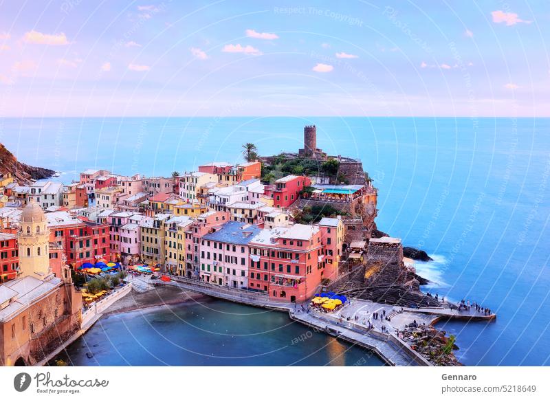 Vernazza ist eines der schönsten Dörfer Italiens. Die Cinque Terre sind ein zerklüfteter Küstenstreifen an der ligurischen Riviera und bestehen aus fünf wunderschönen Dörfern auf den Hügeln.