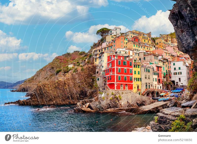 Riomaggiore ist eines der schönsten Dörfer Italiens. Die Cinque Terre sind ein zerklüfteter Küstenstreifen an der ligurischen Riviera und bestehen aus fünf wunderschönen Dörfern auf den Hügeln.
