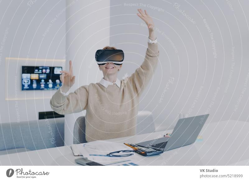 Schüler im VR-Headset. Virtuelle Realität und Simulation in der Bildung. Student eines futuristischen Colleges. Innovation Büro Geschäftsfrau Gerät modern jung