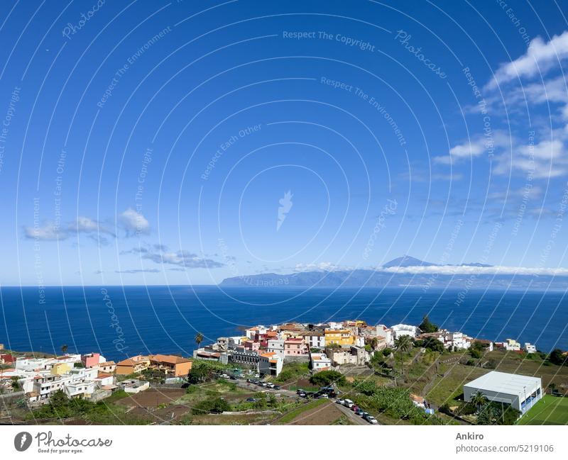 Schönes kleines Dorf Agulo auf La Gomera, am Horizont kann man die Insel Teneriffa sehen Panorama Spanien Kanarische Inseln Meereslandschaft Teide Landschaft