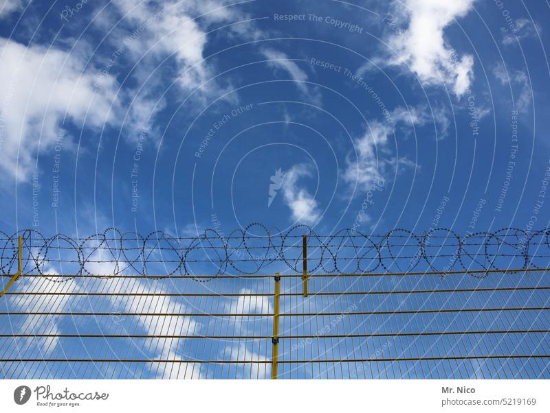 Der Himmel kennt keine Grenzen Wolken Schönes Wetter Stacheldraht Zaun blau Barriere Drahtzaun Freiheit gefangen Grenzübergang Froschperspektive