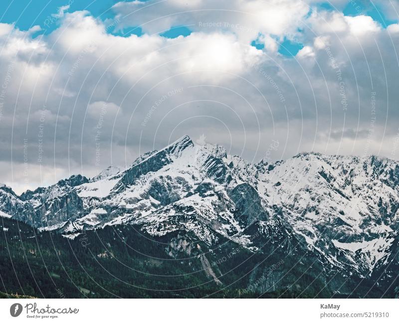 Blick auf das Wettersteingebirge in den Bayerischen Alpen, Deutschland Berge Gebirge Bergmassiv Landschaft Bayern Felsen hoch karg Schnee schneebedeckt Gipfel