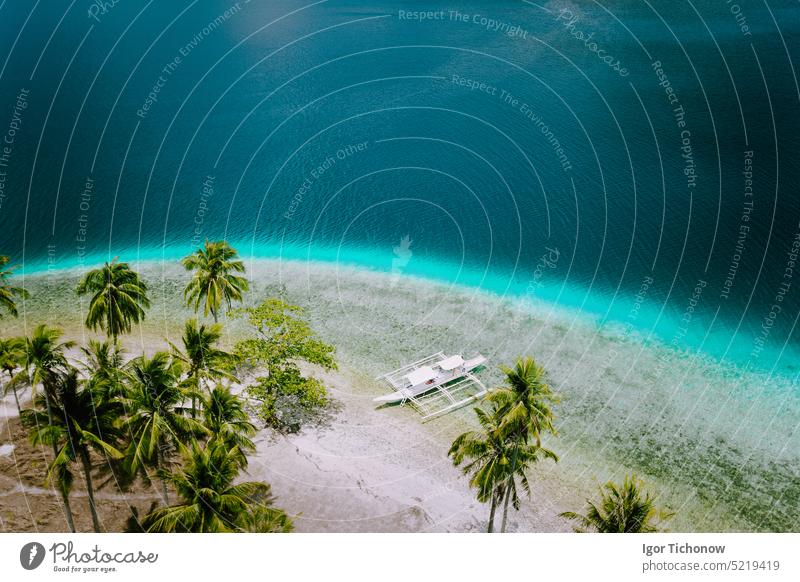 El Nido, Palawan, Philippinen. Luftaufnahme einer Drohne von touristischen Inselhüpfbooten, die am tropischen Ipil-Strand auf der Insel Pinagbuyutan festgemacht haben