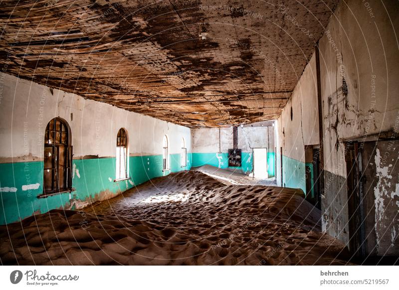 wenn die zeit wie sand durch die finger rinnt alt kaputt zerfall zerstört Haus Naturgewalt Sonnenlicht Sand Ruine Geisterstadt Kolmannskuppe Kolmanskop Lüderitz
