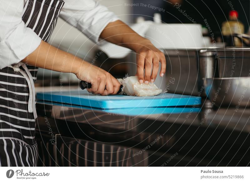 Enge Hände beim Schneiden von Fisch Essen zubereiten Koch Küchenchef Restaurant Mensch Lebensmittel Farbfoto Halt Kaukasier Beruf Hand Uniform professionell