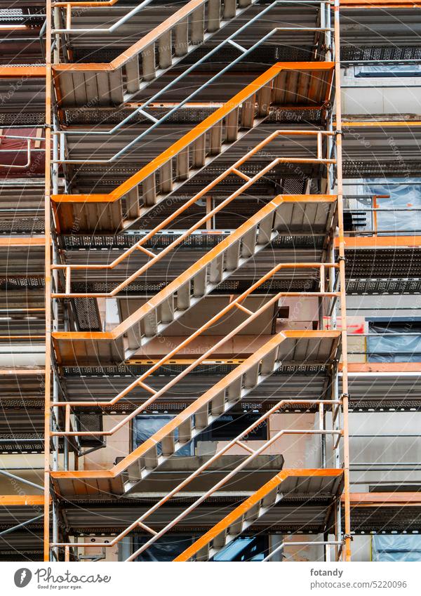 Treppe auf einem Baugerüst Objekt bauen aussenansicht treppen Geländer Arbeit safheit aufwärts Metall Konstruktion Draussen urban Stangen Gestänge niemand