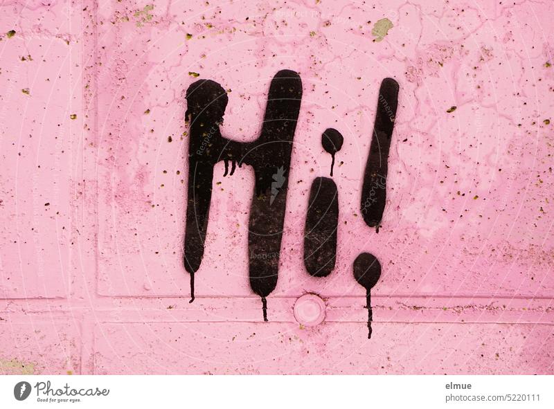 Hi ! steht in schwarz an einer altrosa Betonwand Begrüßung Guten Tag Floskel Blog Hallo Schmiererei Graffiti Wand Handzeichnung Schönen Tag Farbe Design