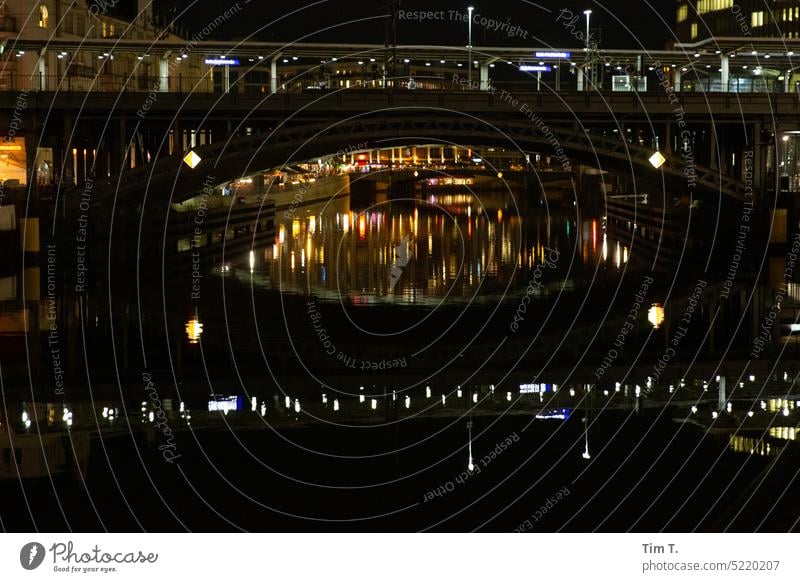 Blick durch eine Brücke mit Reflexionen Berlin Mitte Spree Nacht Reflexion & Spiegelung Farbfoto Hauptstadt Stadt Architektur Berlin-Mitte Außenaufnahme