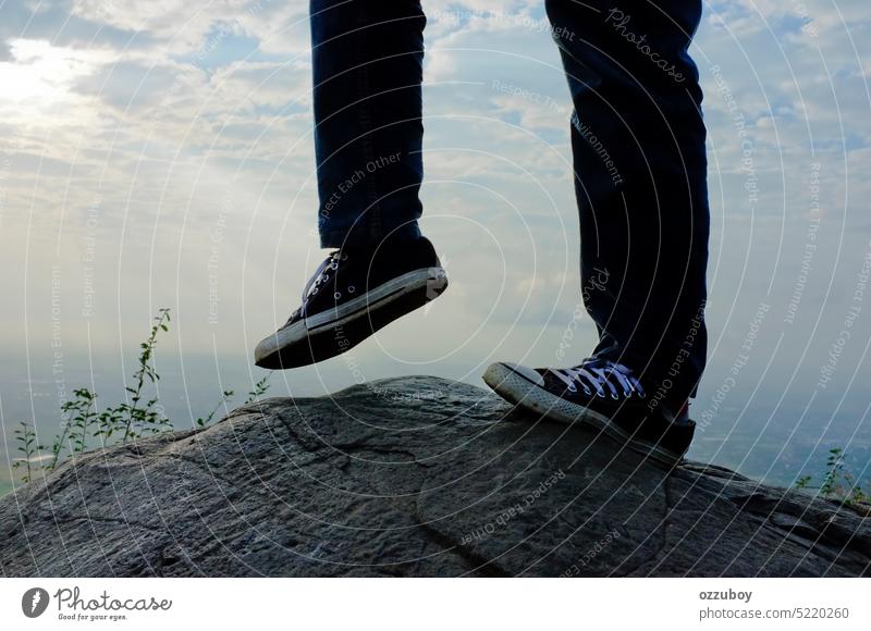 Tiefschnitt eines jungen Mannes mit tretender Pose auf einem Felsen Person Sport Kick Fuß Lifestyle cool passen Spiel Typ menschlich spielen posierend Stehen