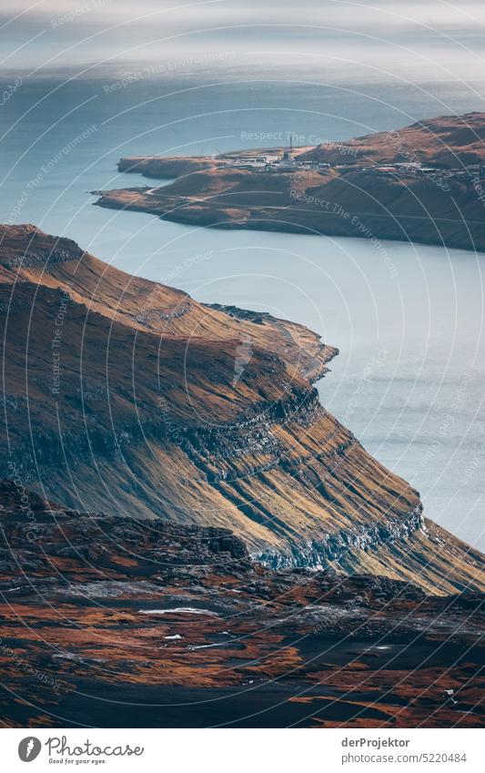 Blick über Landschaft und Fjord Straße felsig schlechtes Wetter Umwelt Hügel Felsen Hochland ländlich Harmonie malerisch Färöer-Inseln Sonnenlicht idyllisch