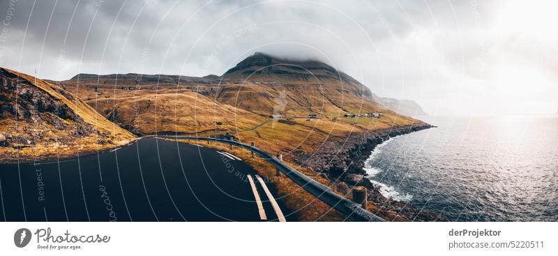 Straße mit Blick auf nebelige Landschaft felsig schlechtes Wetter Umwelt Hügel Felsen Hochland ländlich Harmonie malerisch Färöer-Inseln Sonnenlicht idyllisch