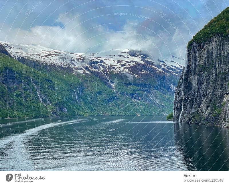 Im wunderschönen Geirangerfjord in Norwegen Himmel Fjord Norden MEER blau Norweger Berge u. Gebirge reisen Tourismus Natur Wasser Landschaft Wolken Wasserfall