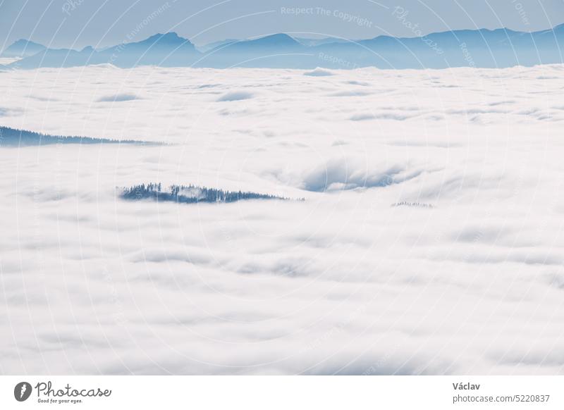 Morgenwolken, die über die Landschaft und die Berge in der Tschechischen Republik ziehen und je nach Temperatur, Luftdruck und Luftströmung unterschiedliche Formationen bilden. Meteorologie