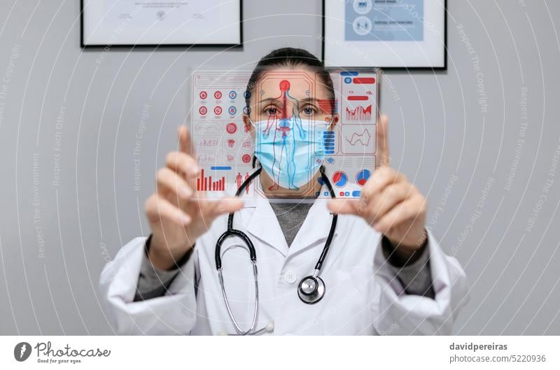 Eine Ärztin schaut auf ein transparentes Tablet mit einem Bildschirm für digitale medizinische Diagnosen Arzt Frau durchsichtig Tablette hud ui Anzeige