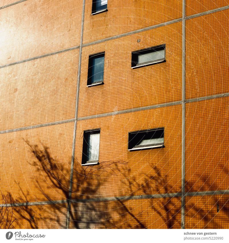 fröhliches hochhaus Hochhaus Architektur Himmel Gebäude modern Außenaufnahme blau Bürogebäude Farbfoto Fenster Stadt Fassade Bauwerk Strukturen & Formen Tag
