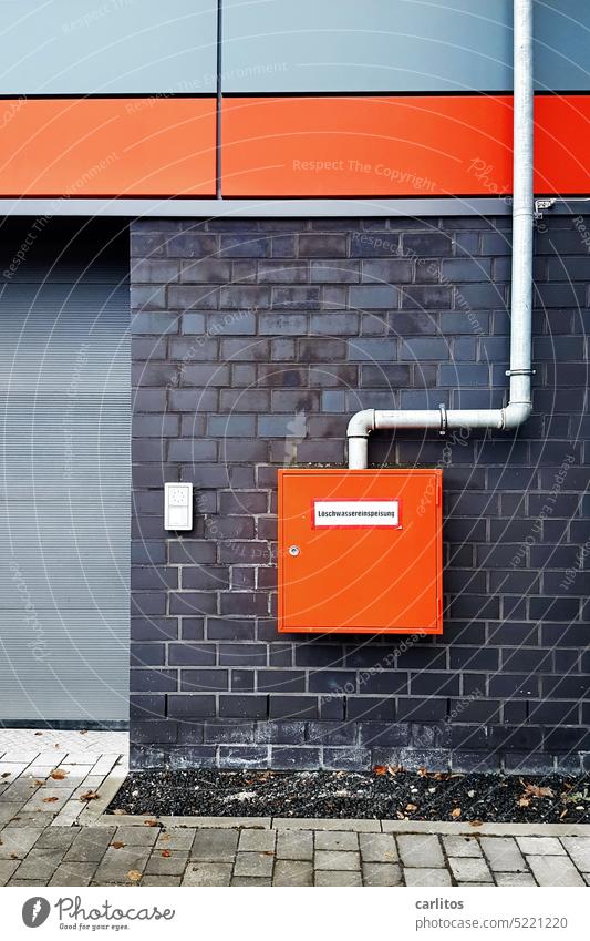 Wand mit 'nem Kasten | Löschwassereinspeisung orange Signalfarbe Klinker Verkleidung Panele silber Feuer Brand Feuerwehr Löschen Leitung Versorgung gefährlich