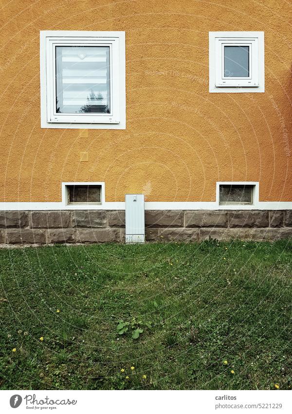 Adventskalender ( Kurzfassung ) | aka Hausfassade mit 4 Fenstern Fassade Mauer Sockel Sandstein Naturstein Wiese Kellerfenster Putz Farbe orange Trumps Schminke