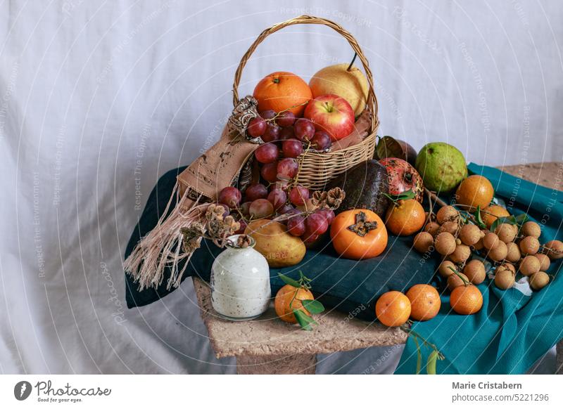 Ein Tisch mit zwölf verschiedenen runden süßen Früchten, ein philippinischer Glaube und ein Ritual, das Glück im neuen Jahr bringen soll Filipinos Tradition